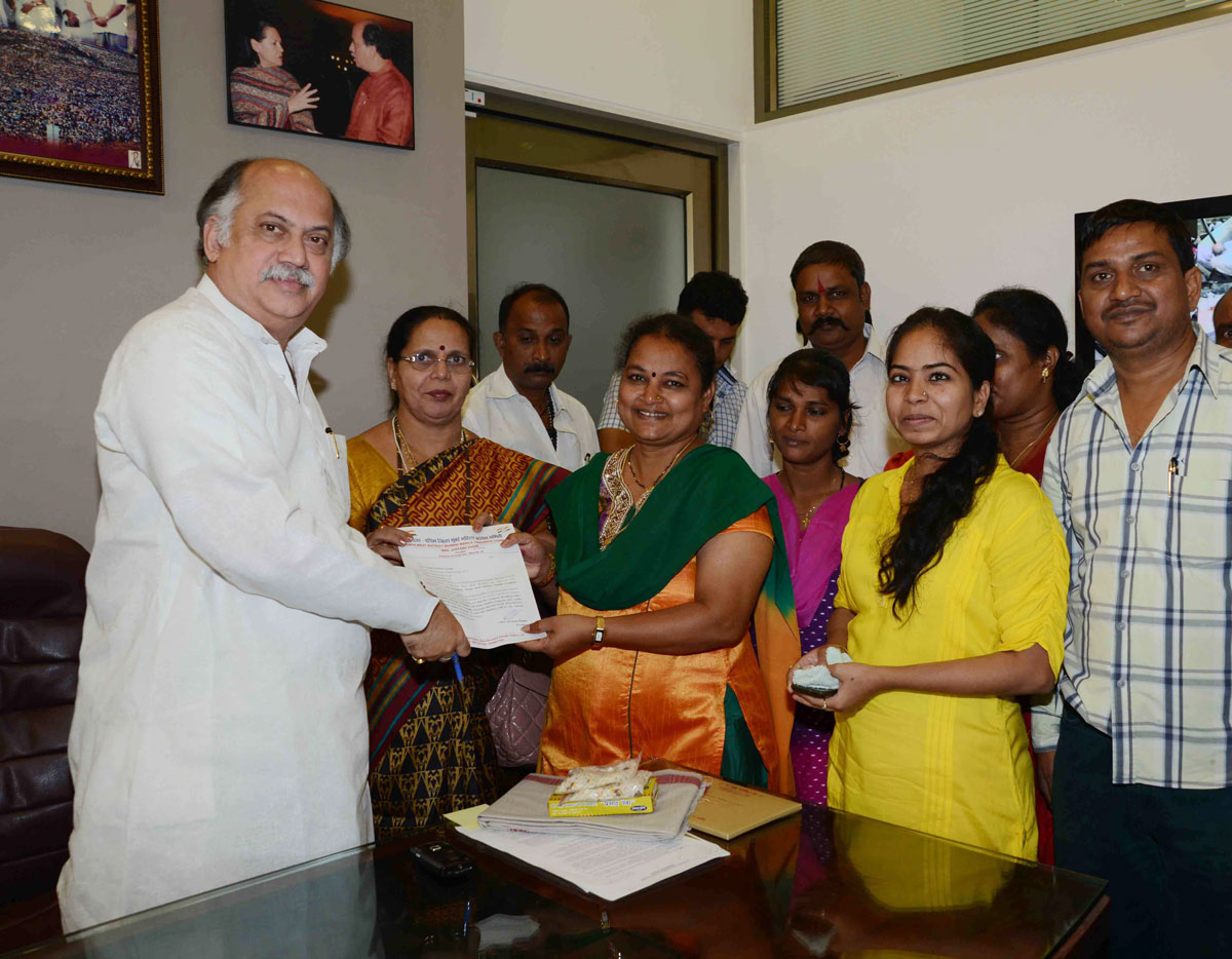 EX.UNION STATE MINISTER & MP.GURUDAS KAMAT JANATA DARBAR AT D.N.NAGAR ANDHERI OFFICE.