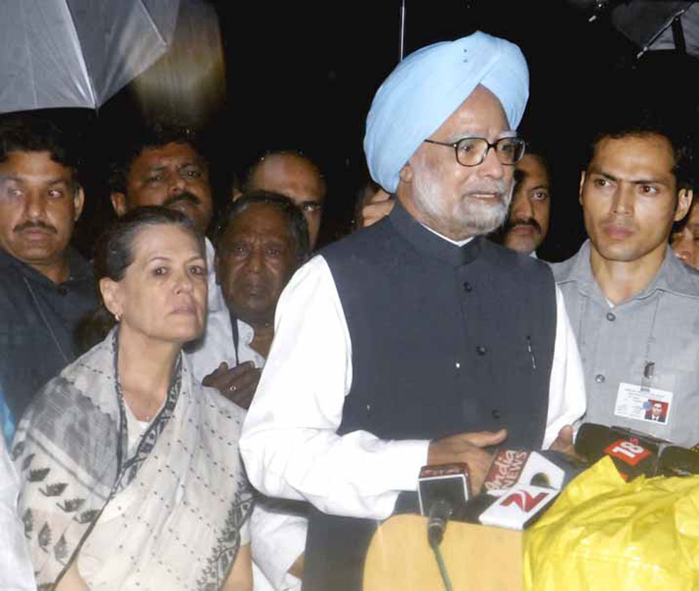 PRIME MINISTER DR.MANMOHAN SINGH & UPA CHAIRPERSON  VISITED JJ HOSPITAL IN MUMBAI.