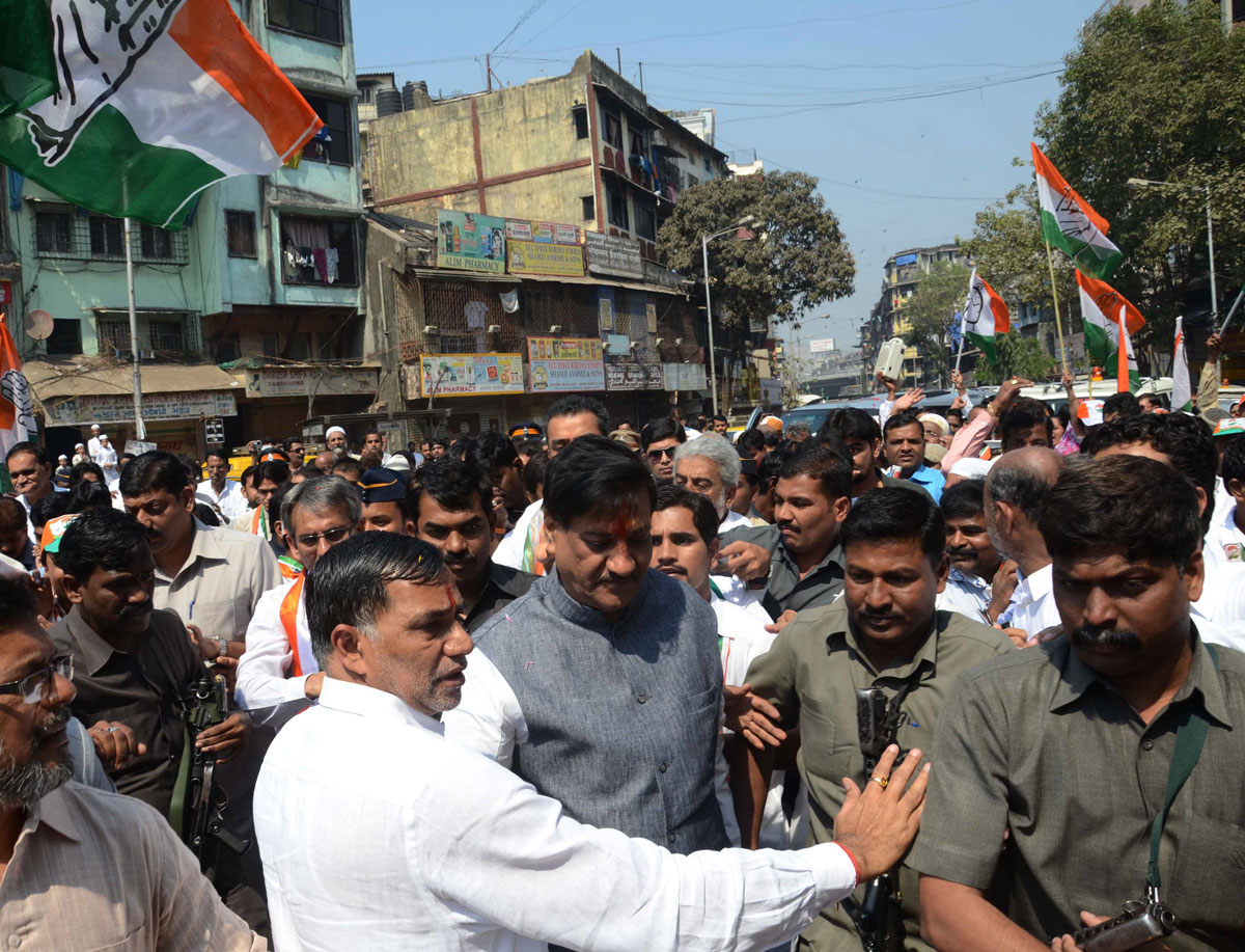 CHIEF MINISTER PRITHVIRAJ CHAVAN & UNION STATE MINISTER MILIND DEORA ROAD SHOW CONGRESS-NCP & PRP CANDIDATE WARD.NO 223,222,220 AT PAYDHUNI ON OCCASION MUMBAI CONGRESS PRESIDENT KRIPASHANKAR SINGH,MLA AMIN PATEL.