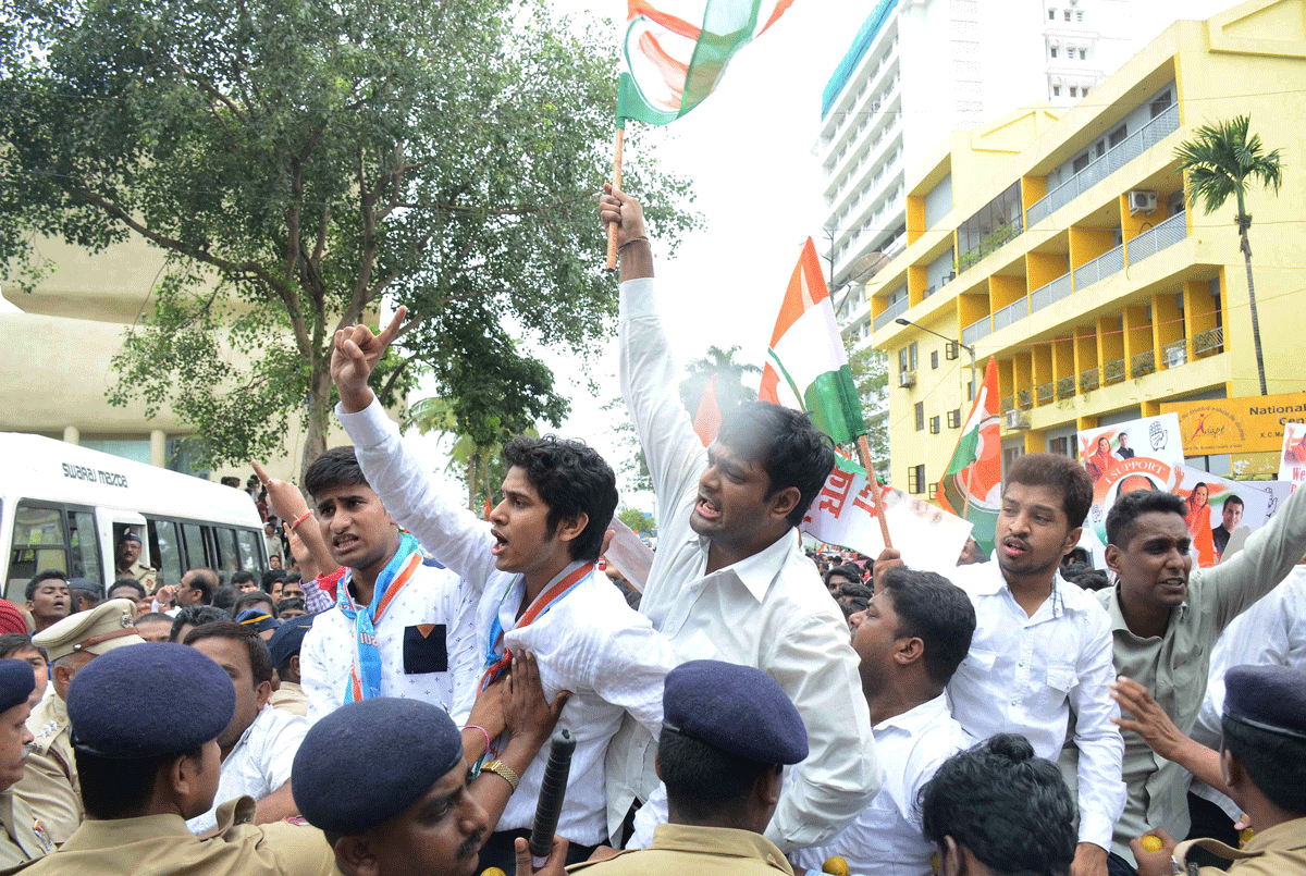 Mumbai Mahila Congress, Mumbai Pradesh Youth Congress and Mumbai NSUI have jointly Organised a Massive Morcha against BJP Sarkar  near Rangsharda, Bandra West.