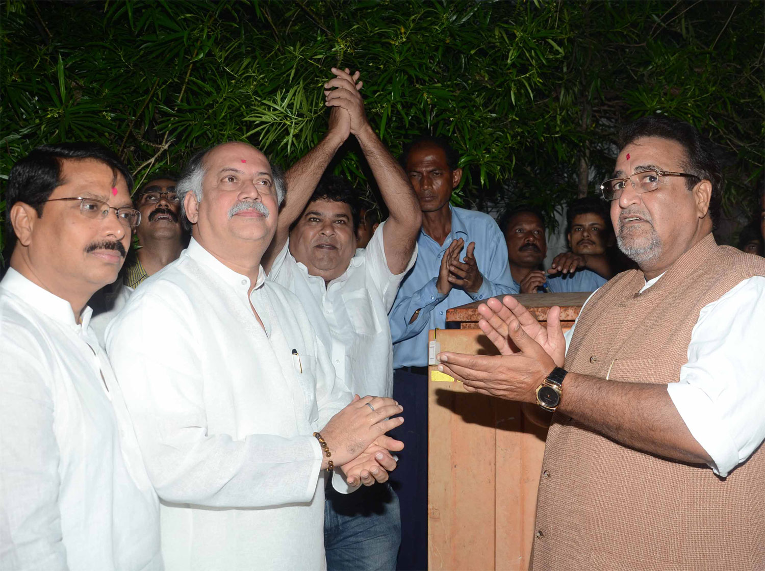 M.P.& EX.UNION MINISTER GURUDAS KAMAT INAUGURATED THE NEWLY ERECTED LAMP POST AT VERSOVA BEACH.