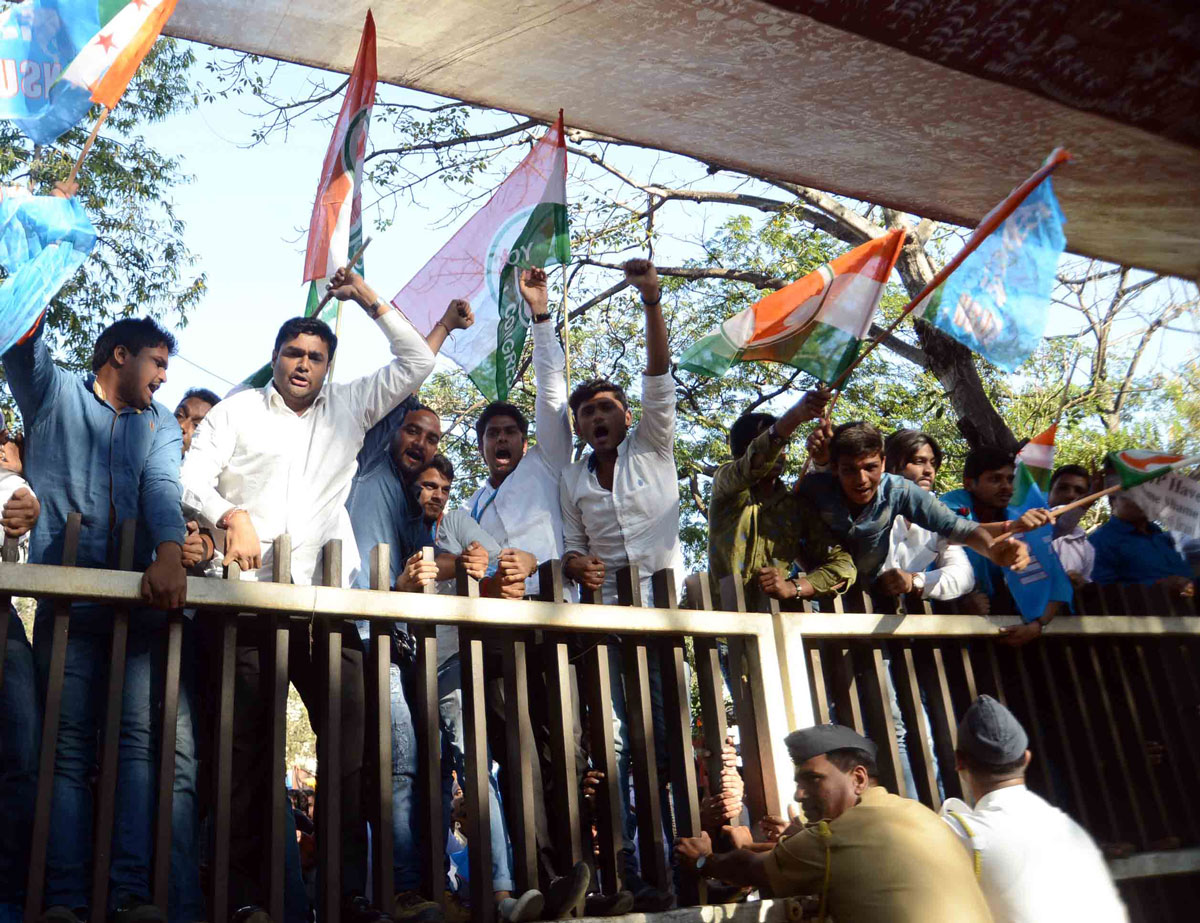 Mumbai Youth Congress President Ganeshkumar Yadav with Youth Congress Team Protest at Kalina University.