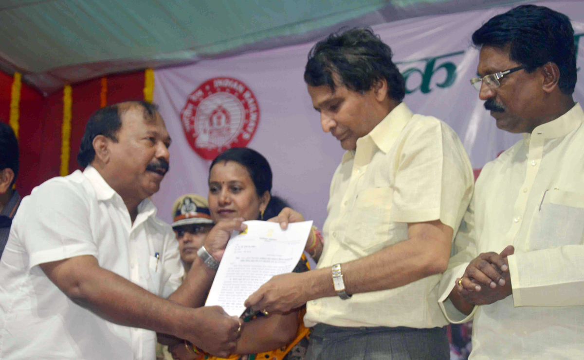 Railway Minister Suresh Prabhu & Congress MLA Kalidas Kolambkar
