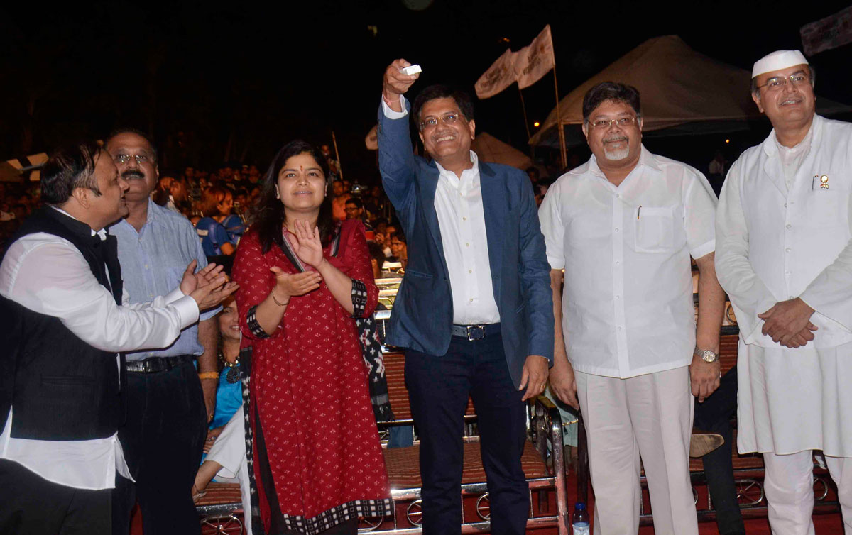 MP Poonam Mahajan & Minister Piyush Gohil at Bandra Reclamation.