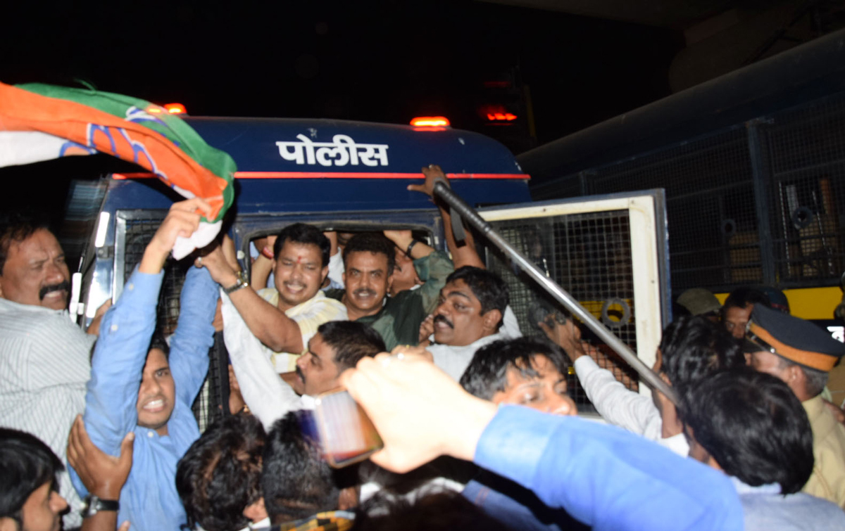 Mumbai Congress President Sanjay Nirupam Lead Protest with Congress Party workers at Kandivali Highway against Arrest of Cong VP Rahul Gandhi by Delhi Police.
