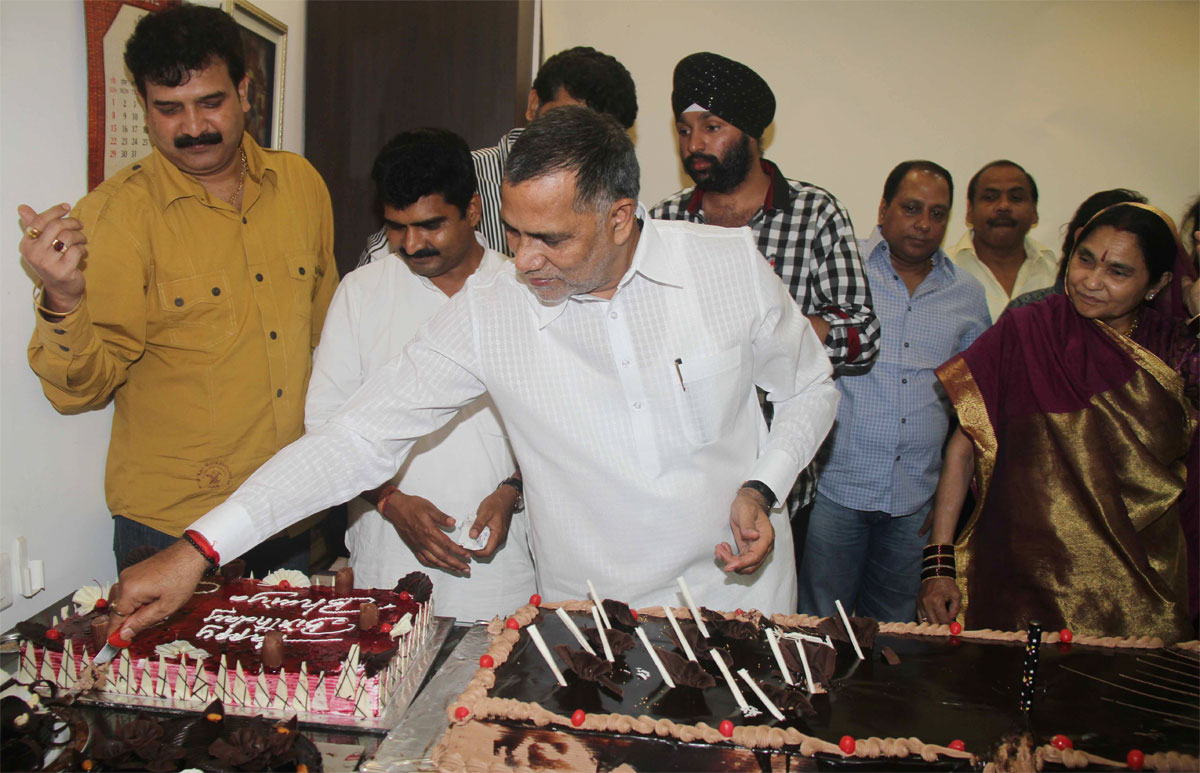 EX.MUMBAI CONGRESS PRESIDENT & MLA. KRIPASHANKAR SINGH & SMT.MALDEVI KRIPASHANKAR SINGH ON THIER BIRTHDAY IN MUMBAI.