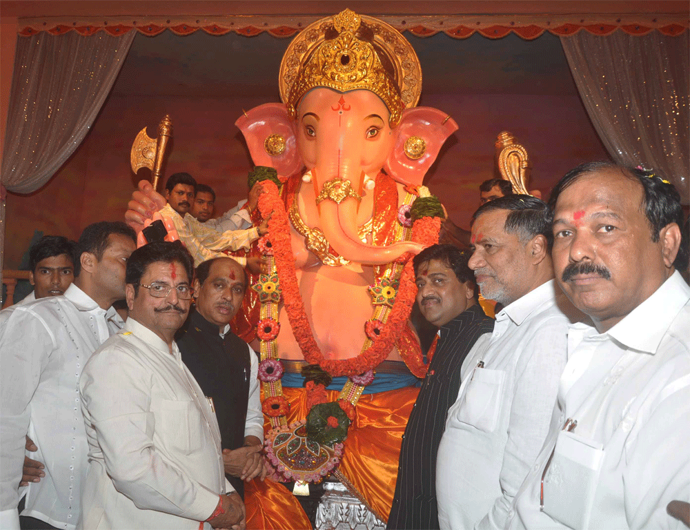 Chief Minister Ashok Chavan,MPCC President Manikrao Thakare,Chief Election Officer Gulchainsingh Charak ,MRCC President Kripashankar Singh, Visited Spring Mill Compound At Naigaon Ganpati.