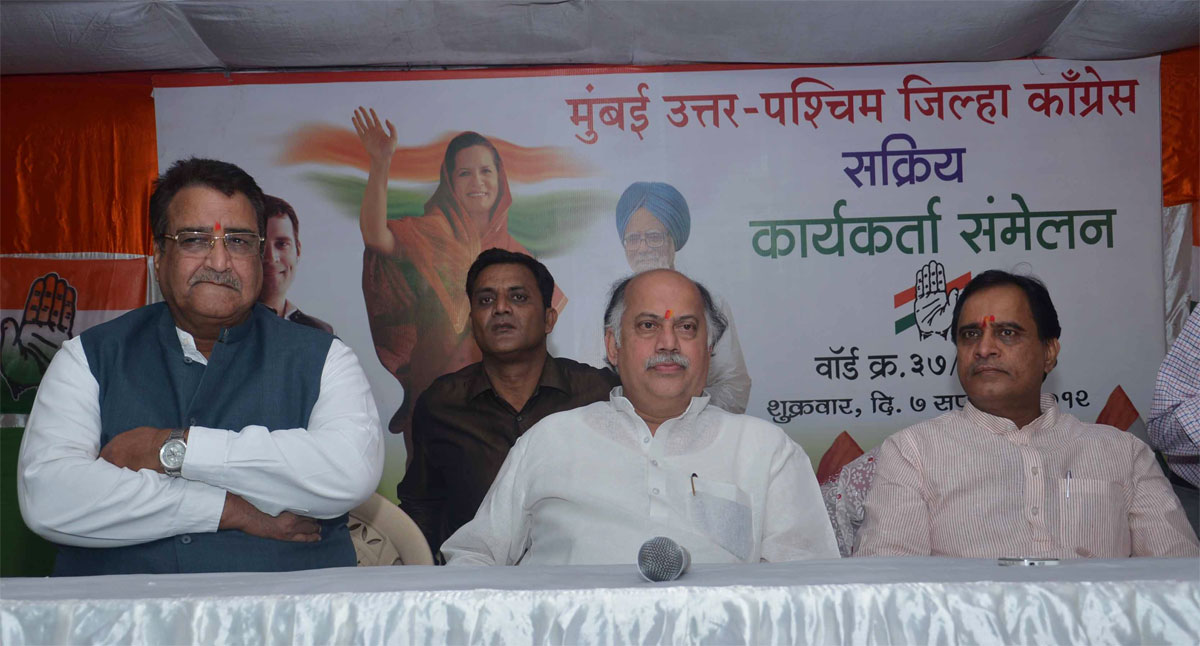 M.P.& EX.UNION MINISTER GURUDAS KAMAT IN CONGRESS PARTY WORKER'S MEETING IN HIS CONSTITUENCY WARDS NO.35/36/37/39 & 40 AT MALAD.