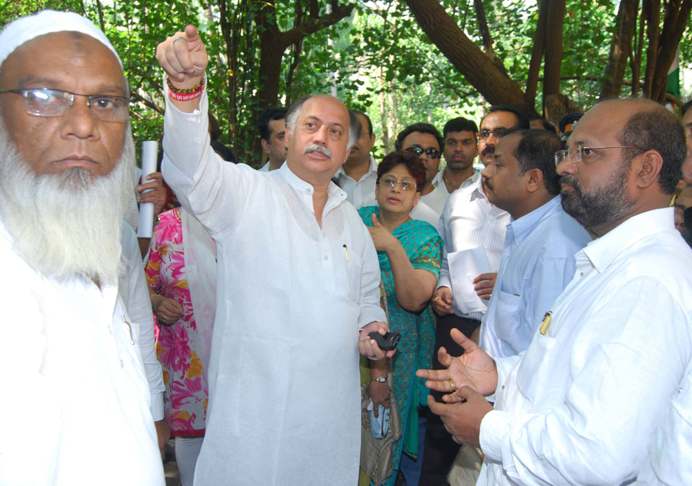 UNION MINISTER GURUDAS KAMAT ON SURVEY OF HIS LOKSABHA CONSTITUENCY.