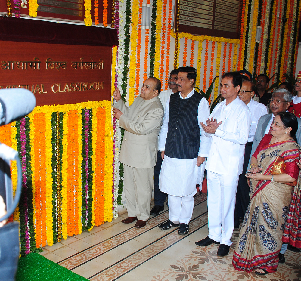 THE GOVERNOR OF MAHARASHTRA K.SANKARNARAYANAN WITH CHIEF MINISTER PRITHVIARJ CHAVAN TON INAUGURATE THE VIRTUAL CLASSROOM AT KALINA UNIVERSITY CAMPUS.