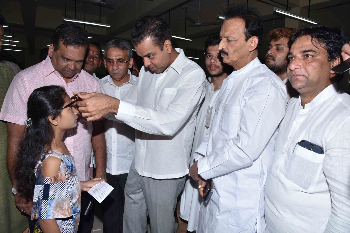 Congress Leader Ex.MP MIlind Deora with KARM-2019 organised Free Eye Check Up Camp at Kamathipura Muncipal School.