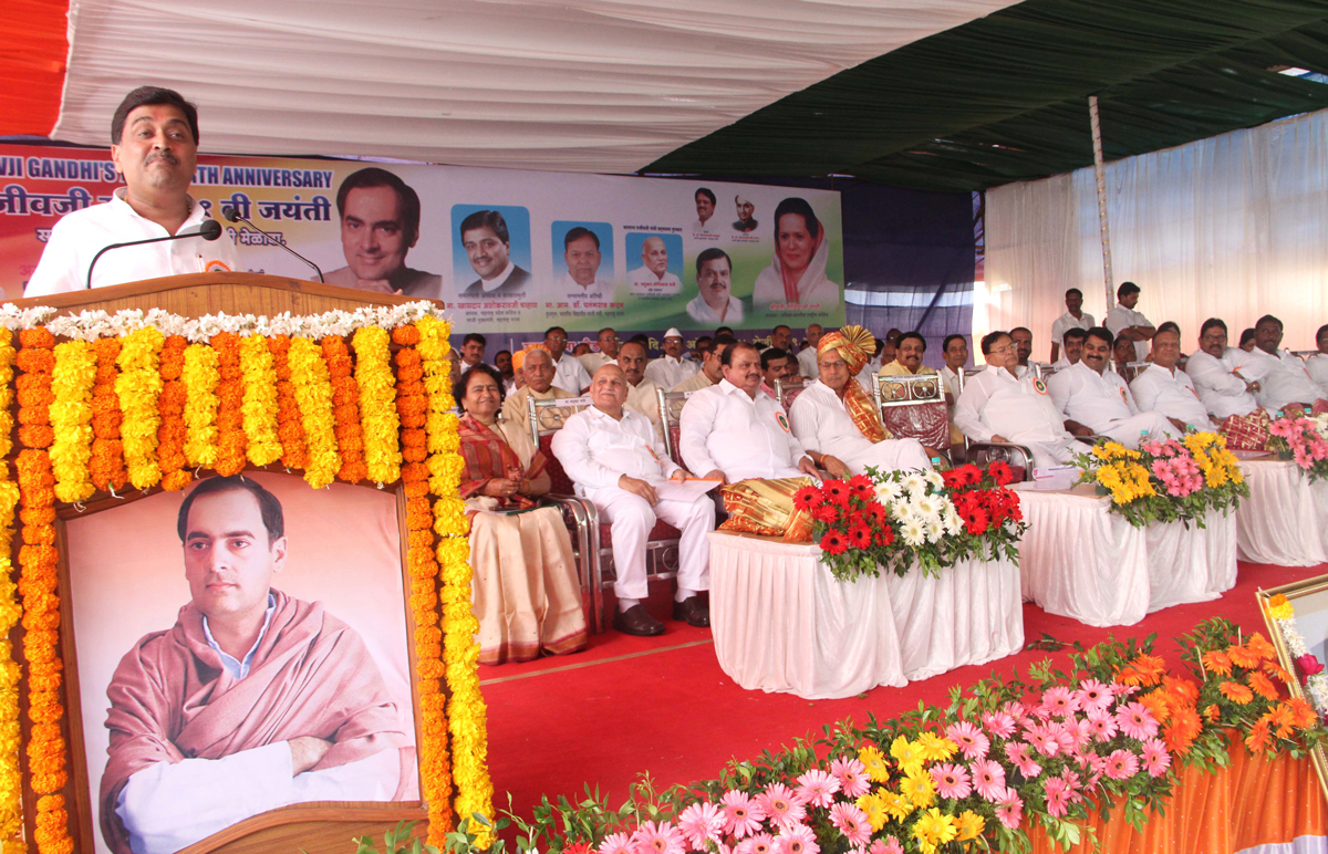MPCC President Ashokrao Chavan & AICC Gen.Sec- MPCC Observer Mohan Prakash during Farmers Rally at Kolhapur.