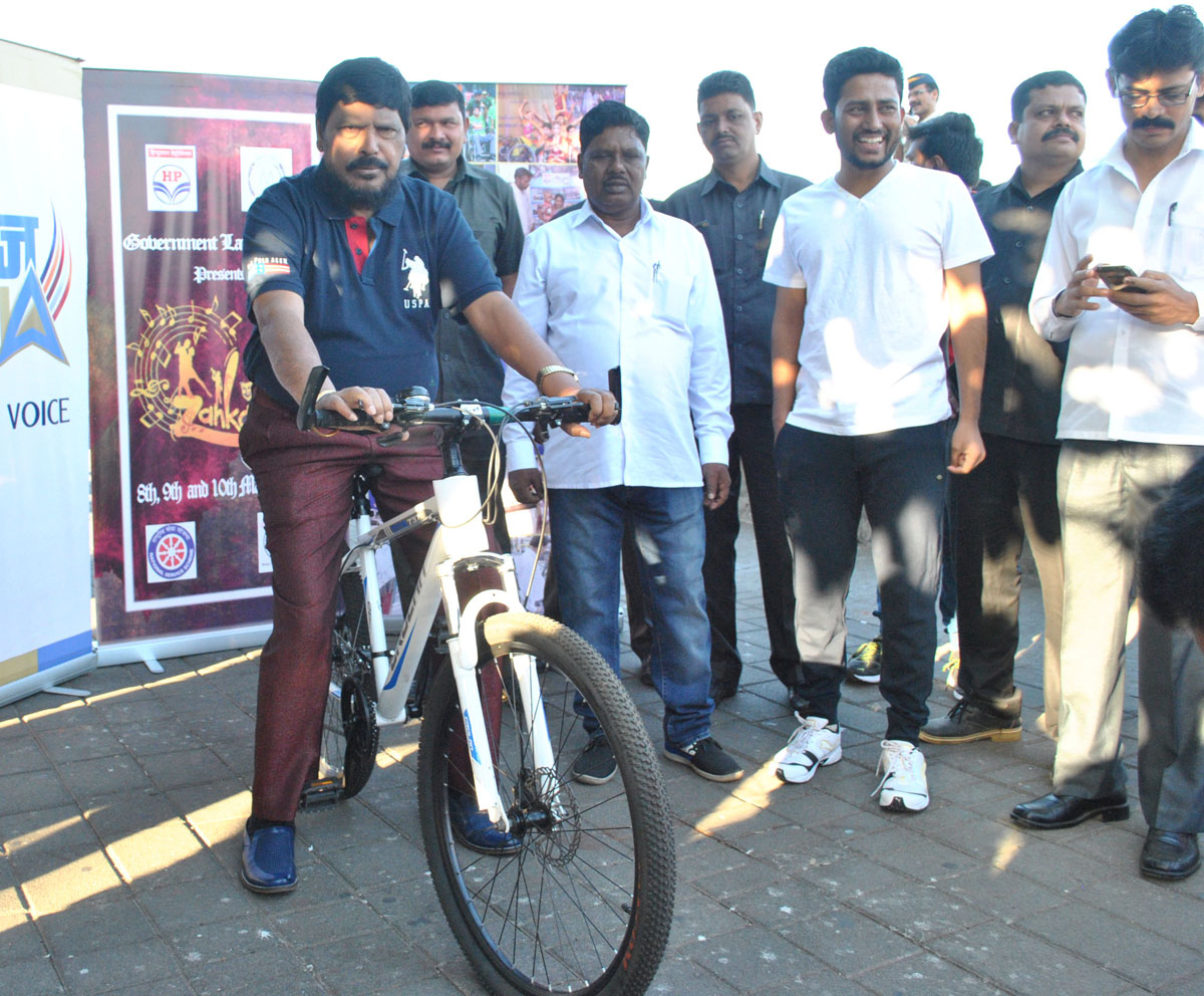 Marathon " Green Mumbai Clean Mumbai " Nariman Point to Girgaon Chowpatty Flag by Social Justice & Empowerment MOS Ramdas Athawale.