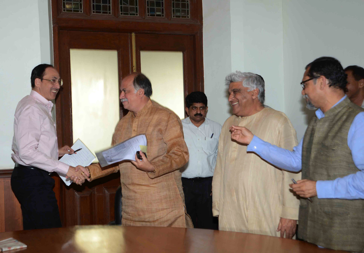 MP.& EX.UNION MINISTER GURUDAS KAMAT & CINE WRITER JAVED AKHTAR MEETS BMC.COMM.SITARAM KUNTE.
