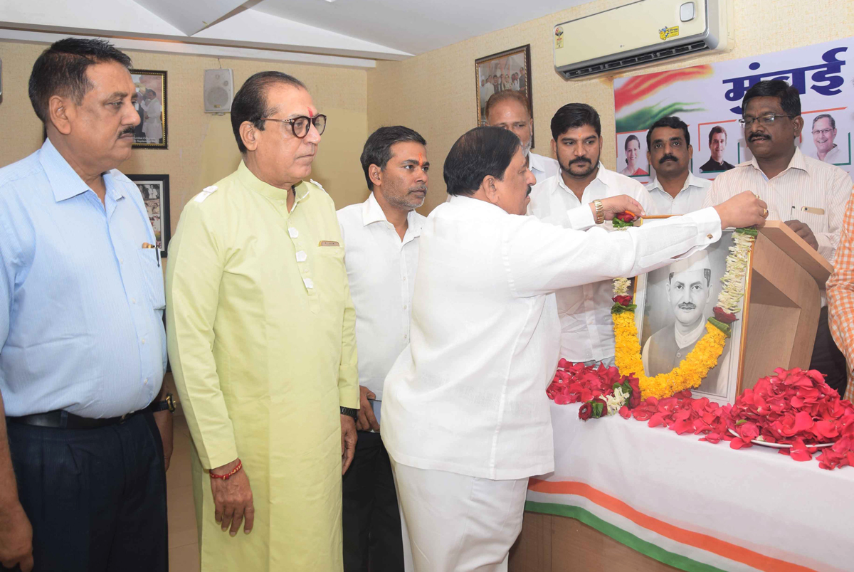Mumbai Congress Paying Tribute to Former The Prime Minister Lal Bahadur Shastri on his Death Anniversary at Rajiv Gandhi Bhavan.