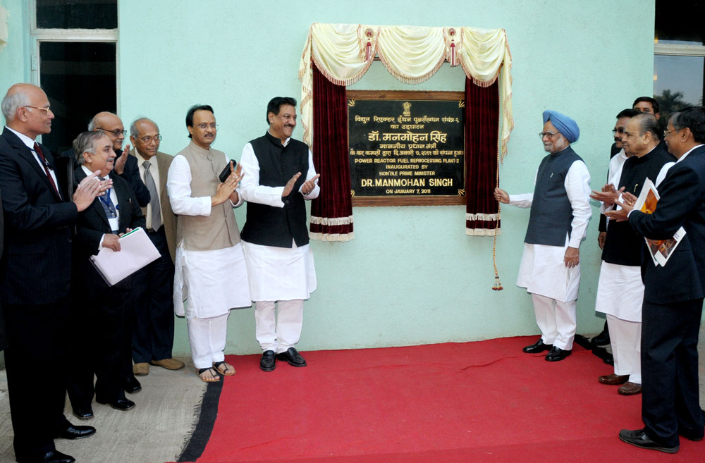 PRIME MINISTER OF INDIA DR.MANMOHAN SINGH,GOVERNOR K.SHANKAR NARAYANAN ,CHIEF MINISTER PRITHVIRAJ CHAVAN  DY CHIEF MINISTER AJITDADA PAWAR AT TARAPUR MAHARASHTRA.