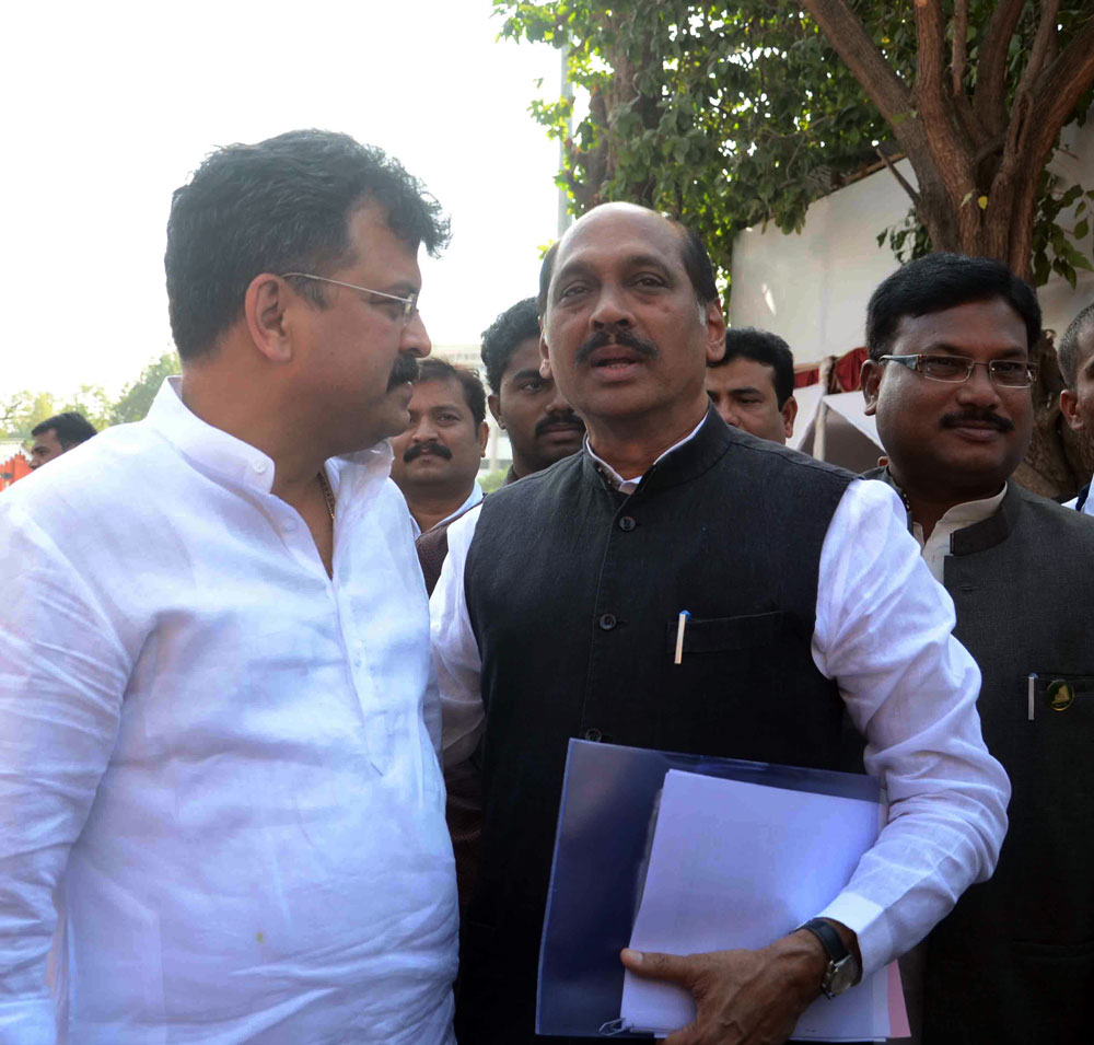 MPCC President Manikrao Thakare & NCP Working President Jitendra Awhad at Nagpur vidhan bhavan on 1st day of winter session.