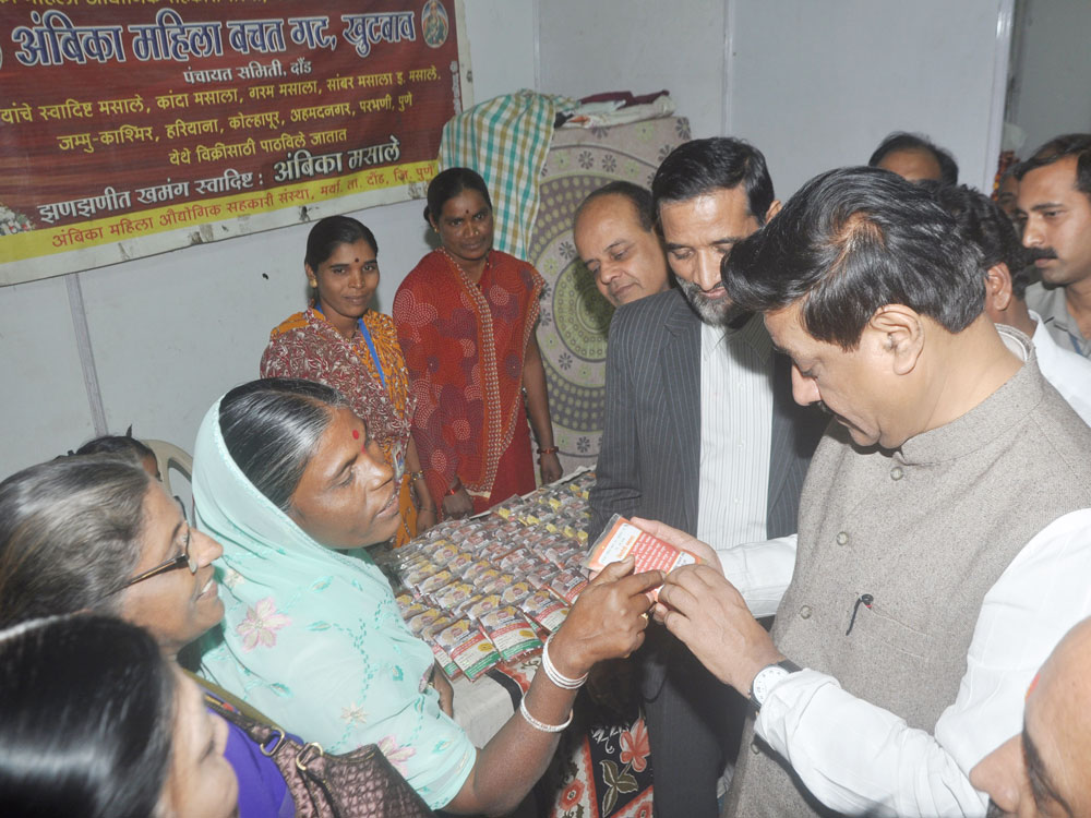 CHEIF MINISTER PRITHVIRAJ CHAVAN VISITED MAHALAXMI SARAS 2O10-11 AT BANDRA.
