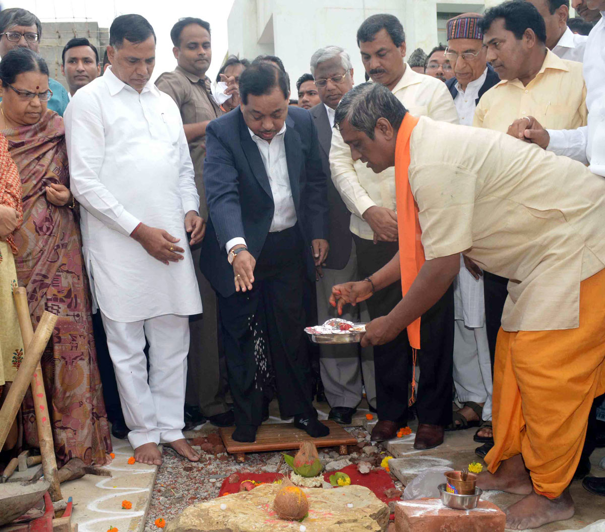 Bhoomi Poojan of "Dr.Rammanohar Tripathi Hindi Bhasha Bhavan" & "Dr.Zakir Hussain Urdu Ghar" by Minister Narayanrao Rane at Kalina University Campus.