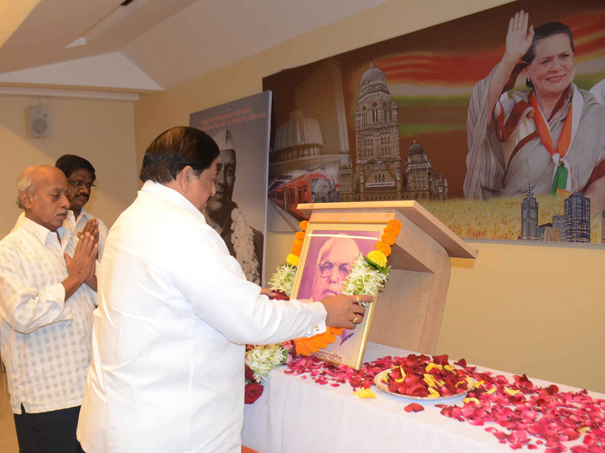 Mumbai Congress Pay Tribute to Mass Leader & Former Chief Minister Late.Vasantdada Patil on his Death Anniversary at MRCC Rajiv Gandhi Bhavan.