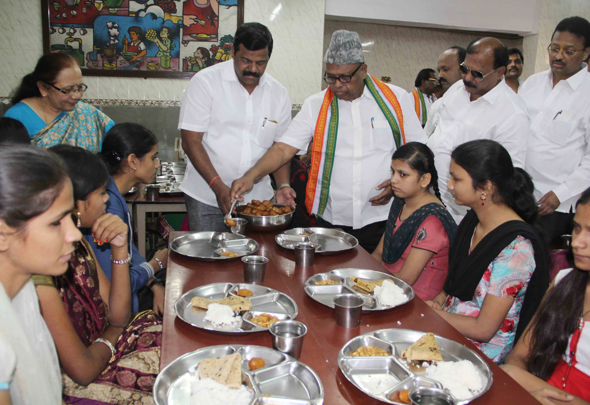 Senior Congress Leader & Ex.MP.Eknathrao Gaikwad Celebrated New Year & his Birthday with Blind School Girl Children's at Dadar