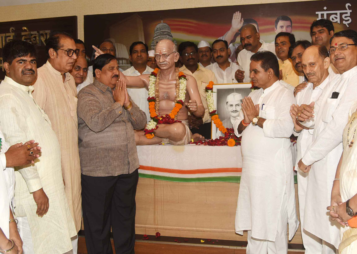 Mumbai Congress Paying Tribute to Father of Nation Mahatma Gandhi & Former Prime Minister Lal Bahadur Shastri on their Birth Anniversary.