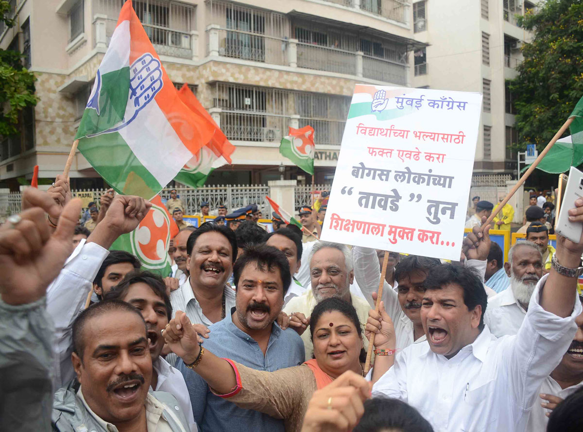 Mumbai Congress Protest Against Minister Vinod Tawade Fake Qualification Degree outside his Residence at Vile Parle.