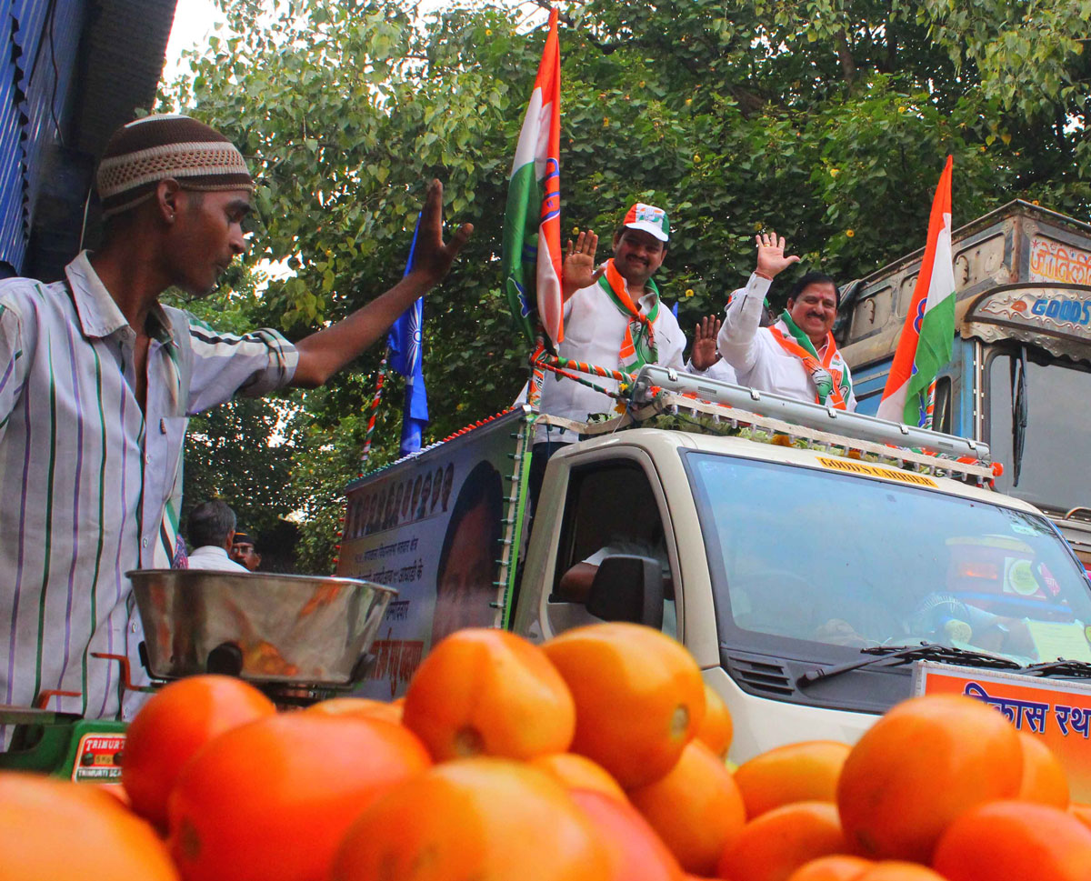 184-Byculla Assembly Congress Candidate Madhu Chavan Rally at Darukhana Reay Road.
