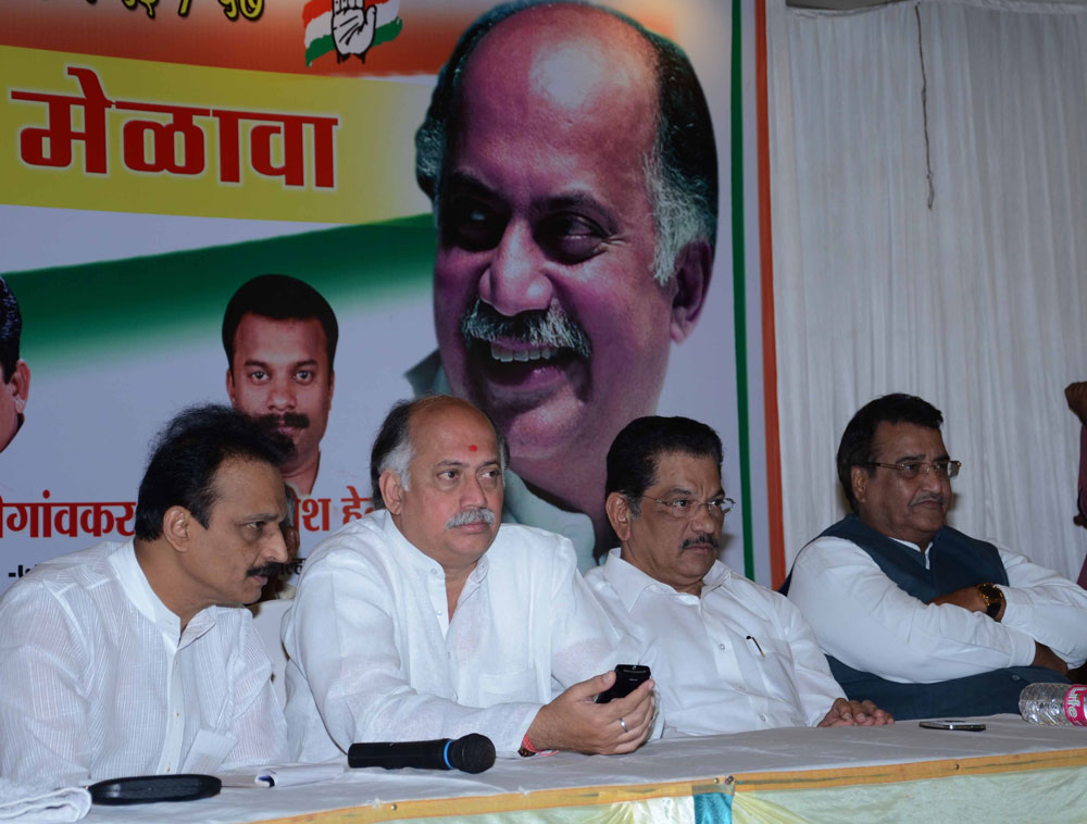 MP.& EX.MINISTER GURUDAS KAMAT,MIN.SURESH SHETTY,MLA. & DIST.PRESIDENT BALDEV KHOSA & MLA. BHAI JAGTAP IN KARYKATA MELAVA AT JOGESHWARI.