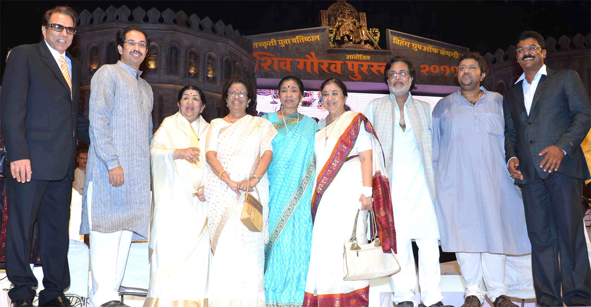 NIGHTINGALE LATA MANGESHKAR FELICITATED BY SHIVSENA WORKING PRESIDENT UDHAV THAKRE   IN MUMBAI FAST PROGRAME AT THANE.
