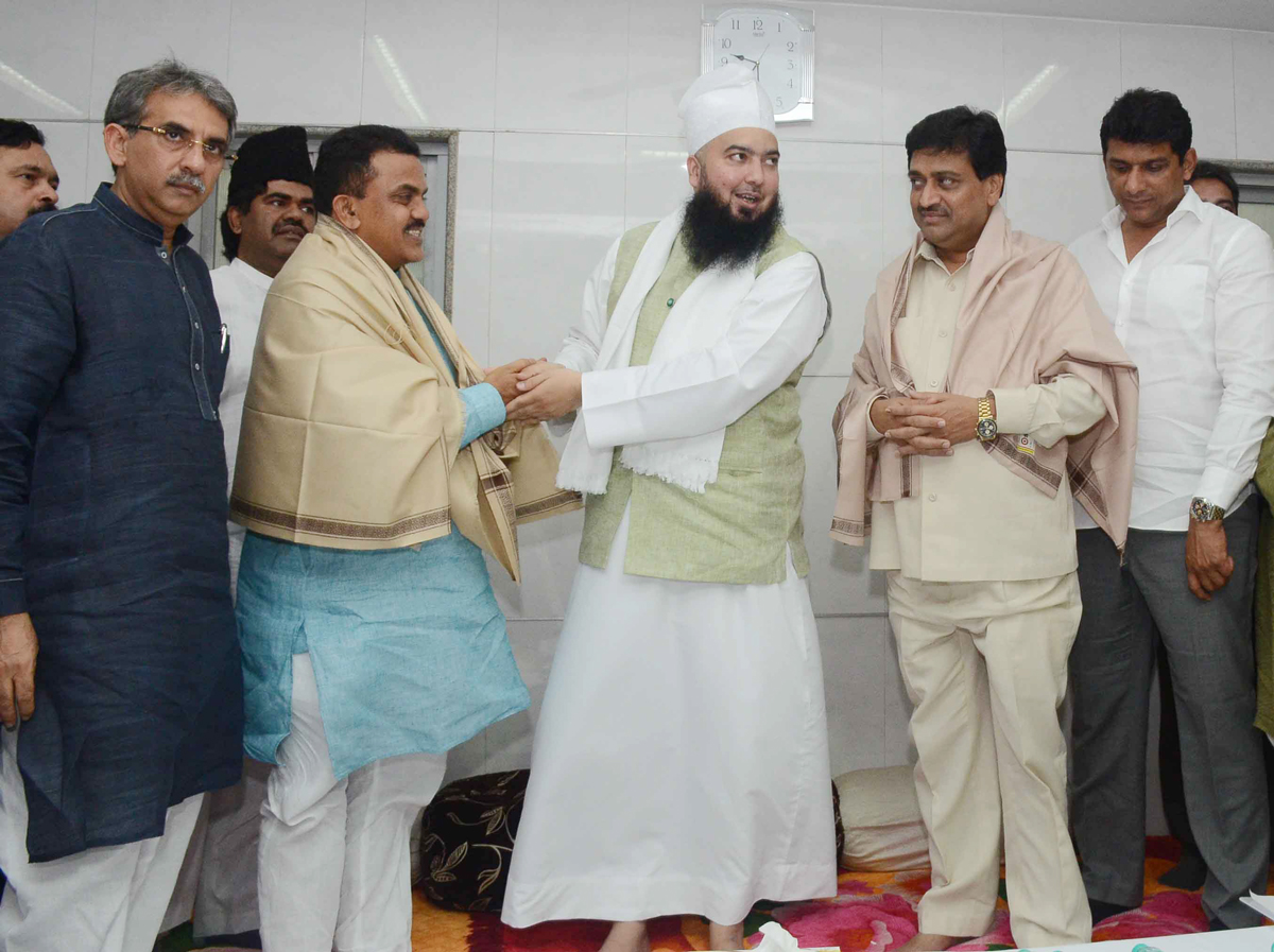 MPCC President Ashok Chavan & MRCC President Sanjay Nirupam Meets Moulana Moinuddin Asharaf Asharafi Urf Moin Miyan at Jamia Qadria Asharfiya Head Office Do Tanki.