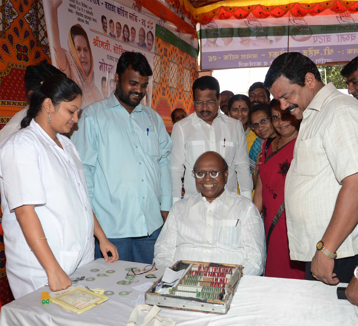 MP.EKNATH GAIKWAD & MLA.KALIDAS KOLAMBKAR IN FREE EYE CHECK UP & SPECTACLES (CHASMA) CAMP AT DADAR.