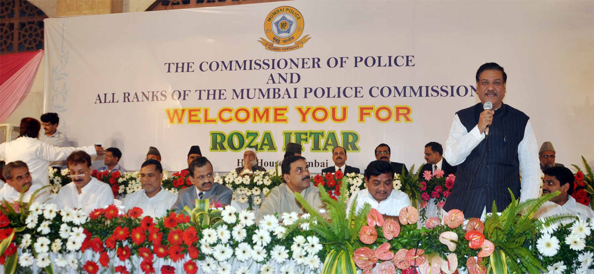 ROZA-E-IFTAR PARTY BY MUMBAI POLICE AT HAJ HOUSE.