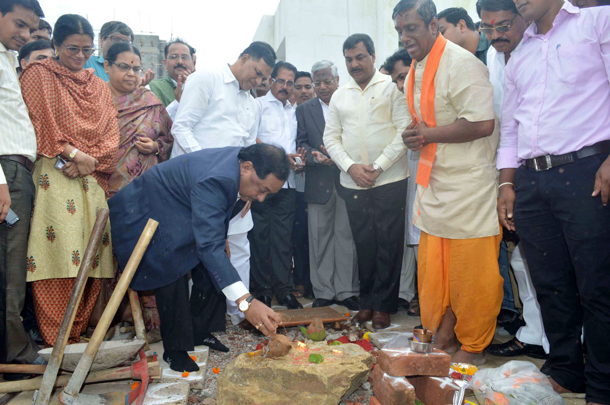Bhoomi Poojan of "Dr.Rammanohar Tripathi Hindi Bhasha Bhavan" & "Dr.Zakir Hussain Urdu Ghar" by Minister Narayanrao Rane at Kalina University Campus.
