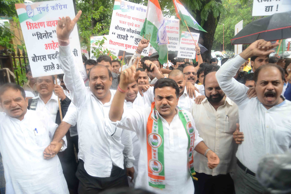 Mumbai Congress Protest Against Minister Vinod Tawade Submitted Fake Degree Qualification at Azad Maidan.