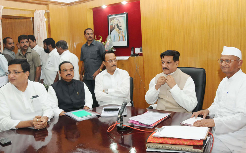 CHIEF MINISTER PRITHVIRAJ CHAVAN ARRANGED MEETING WITH SENIOR SOCIAL REFORMER ANNA HAZARE AND MEDHA PATKAR .