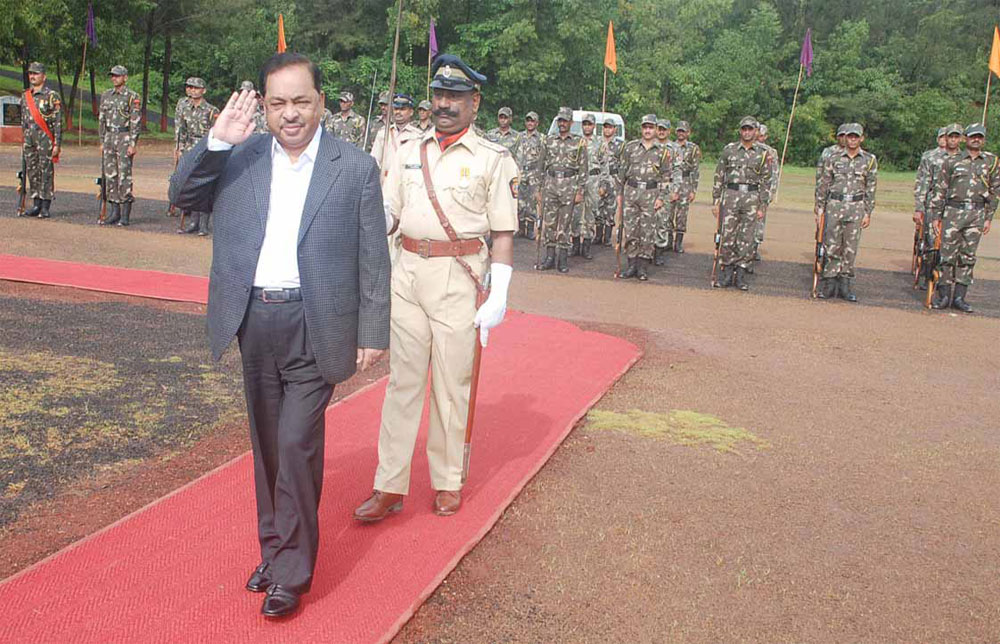 GUARDIAN MINISTER OF SINDHUDURGH NARAYANRAO RANE ON 15 AUG INDEPENDENCE DAY AT KANKAVLI.