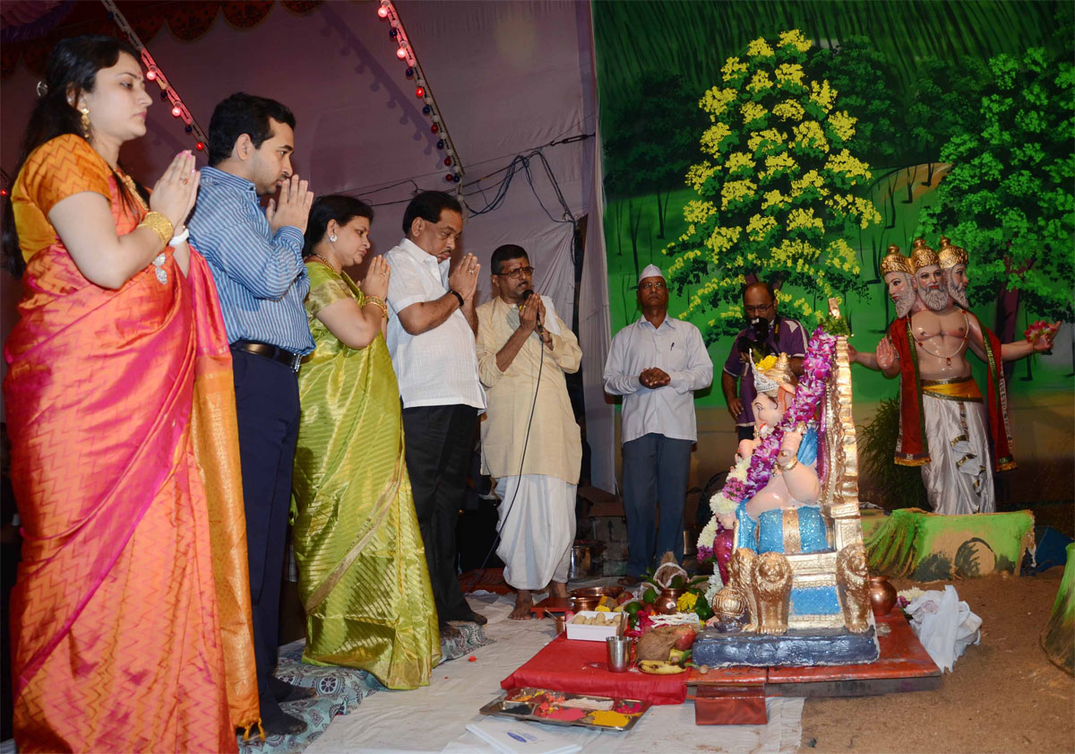 MINISTER NARAYAN RANE DOING GANESH POOJA AT CHEMBUR.