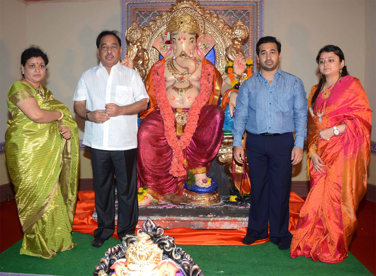 MINISTER NARAYAN RANE DOING GANESH POOJA AT CHEMBUR.