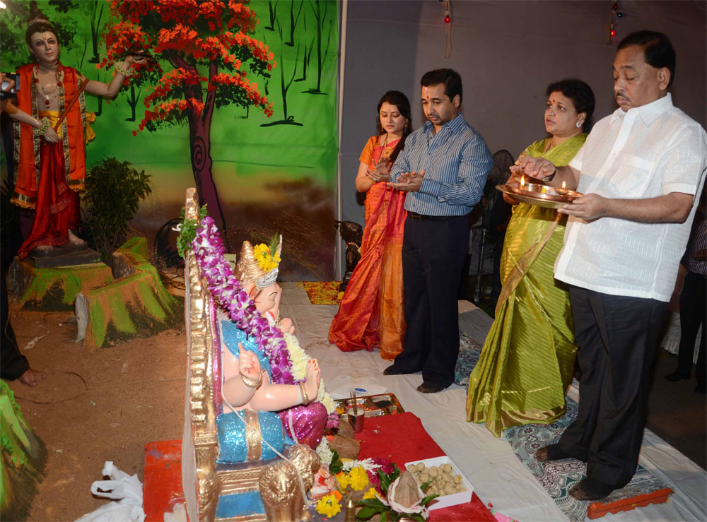 MINISTER NARAYAN RANE DOING GANESH POOJA AT CHEMBUR.