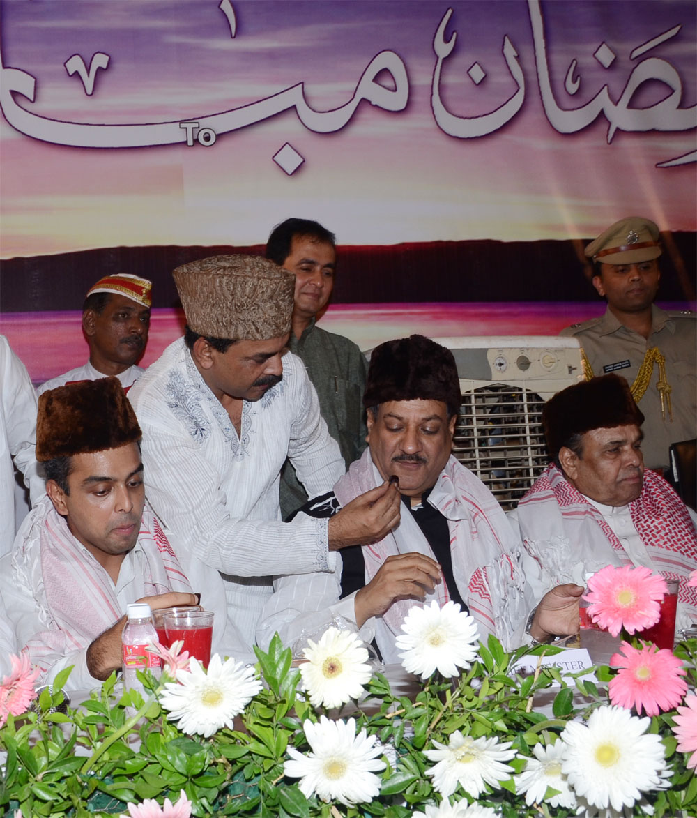 IFTAAR- DINNER AT HAJ HOUSE BY CHIEF MINISTER PRiTHVIRAJ CHAVAN. ORGANIZED BY MINISTER MOHD.ARIF (NASEEM) KHAN.