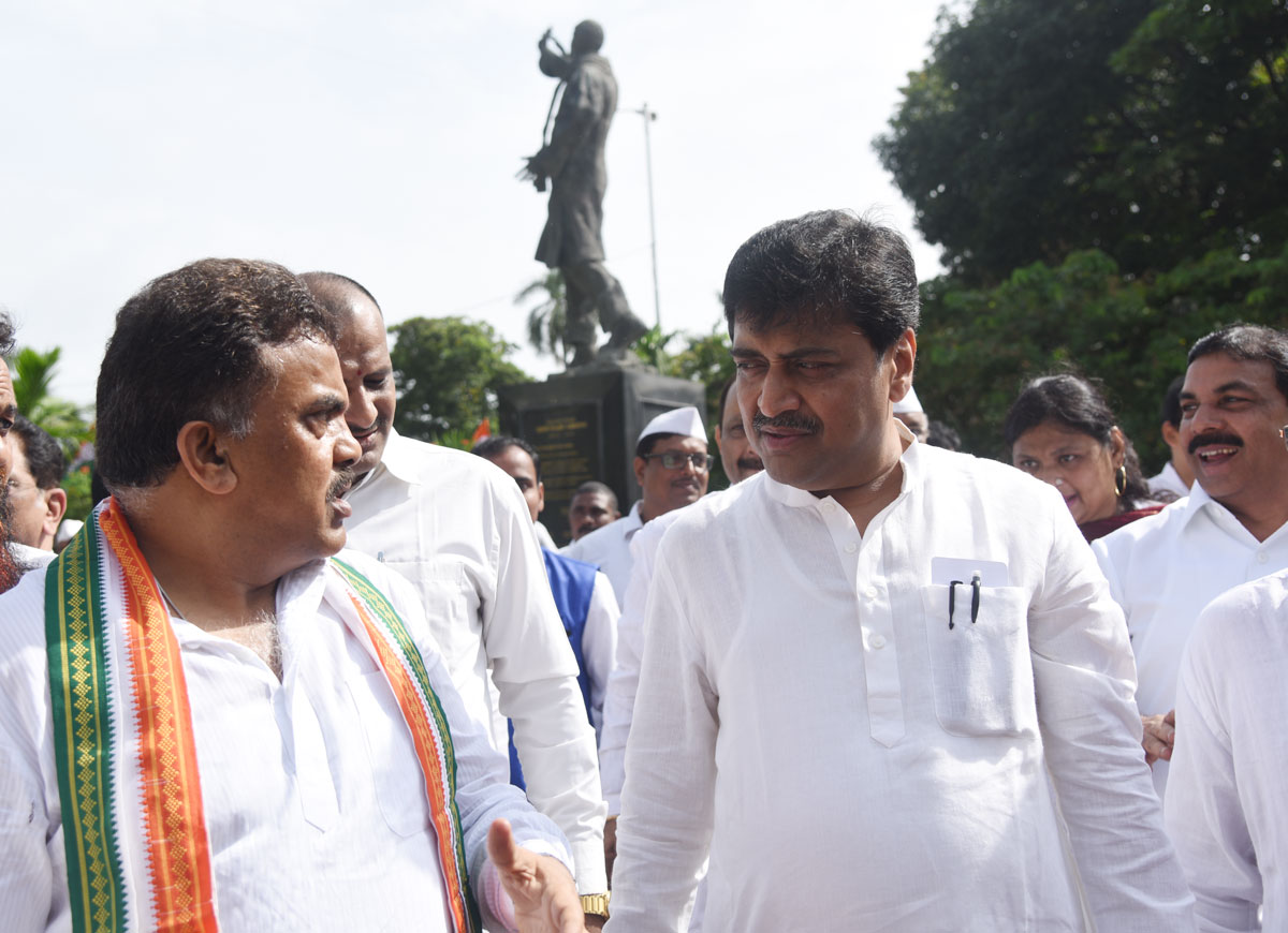 Maharashtra State Congress & Mumbai Congress Leader's Paying Homage to Bharat Ratna Late.Prime Minister Rajiv Gandhi on his 72nd Birth Anniversary at Cooperage Maidan.