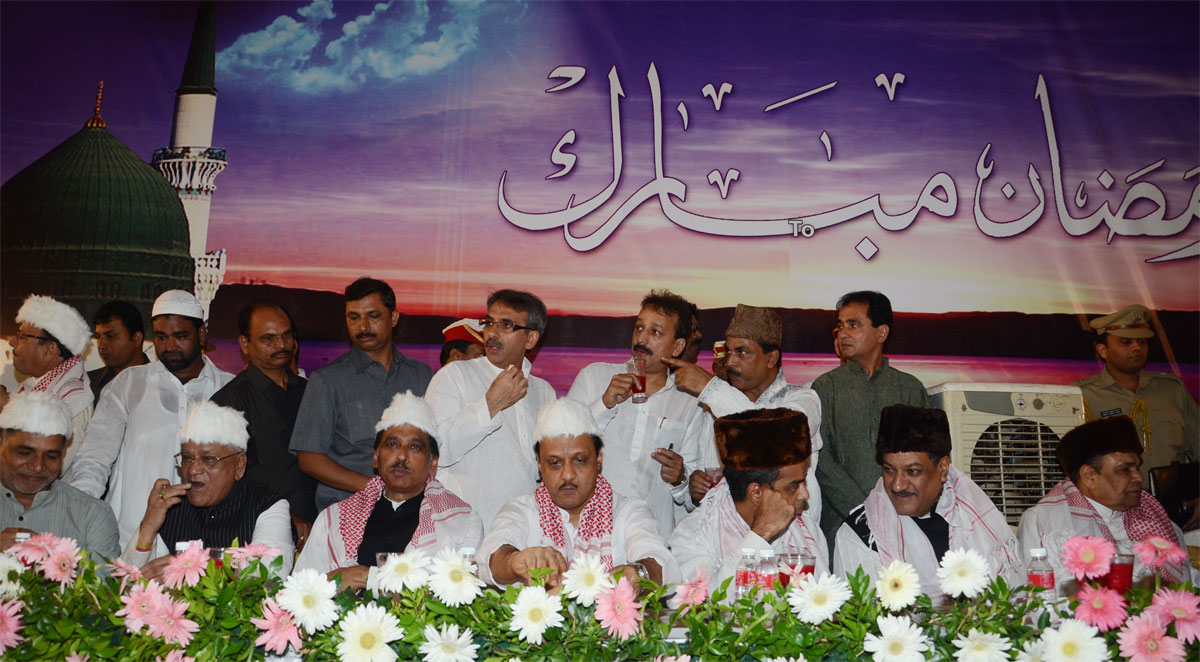 IFTAAR- DINNER AT HAJ HOUSE BY CHIEF MINISTER PRITHVIRAJ CHAVAN. ORGANIZED BY MINISTER MOHD.ARIF (NASEEM) KHAN.