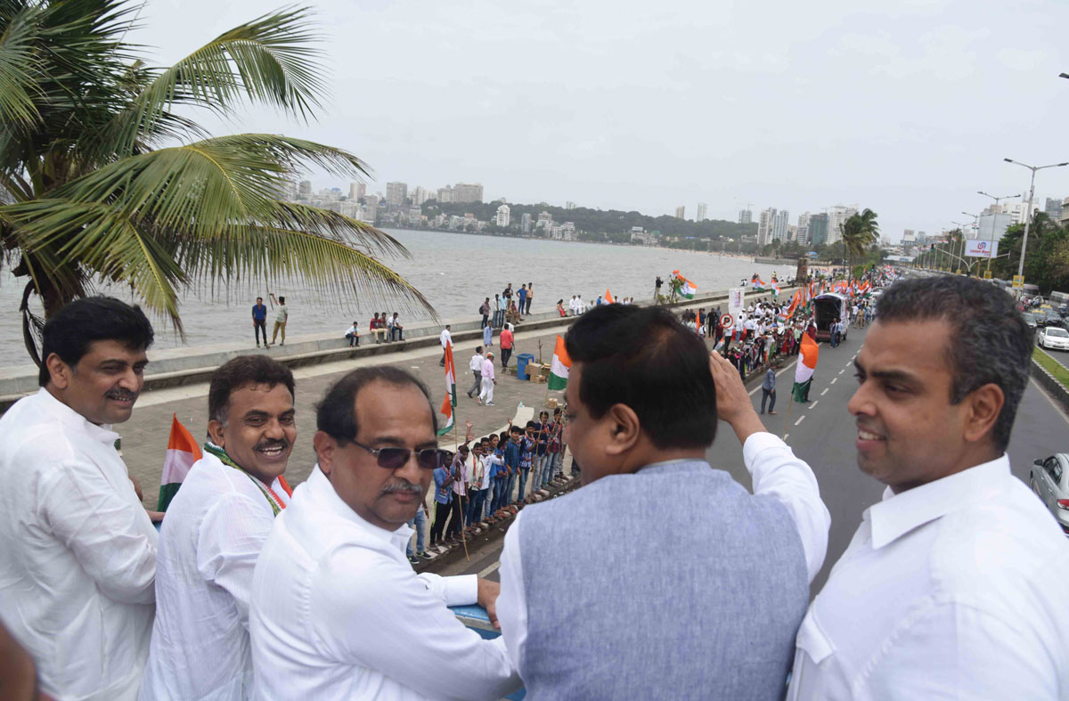Mumbai Congress Human Chain against Global Terrorism on Shri Rajiv Gandhiâ€™s 72nd Birth Anniversary at Marine Drive.