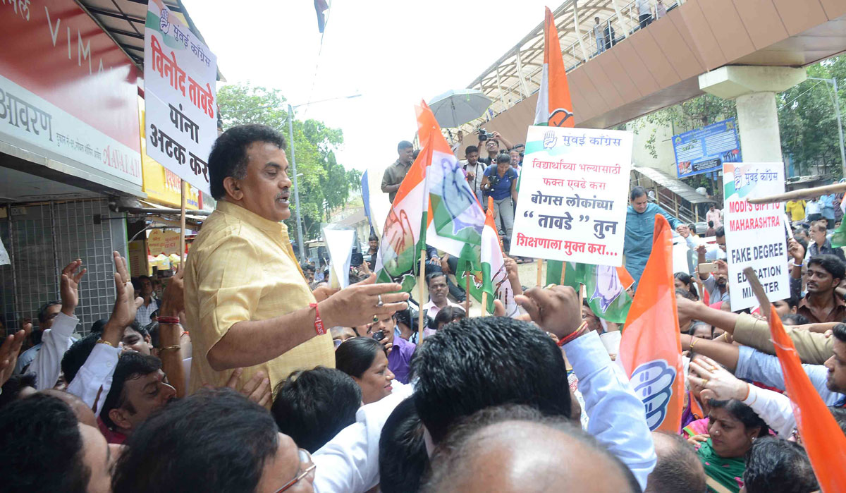 Mumbai Congress Protest at Borivali to Lodge Complaint Against Education Minister Vinod Tawade for Submitting Fake Degree Certificate.