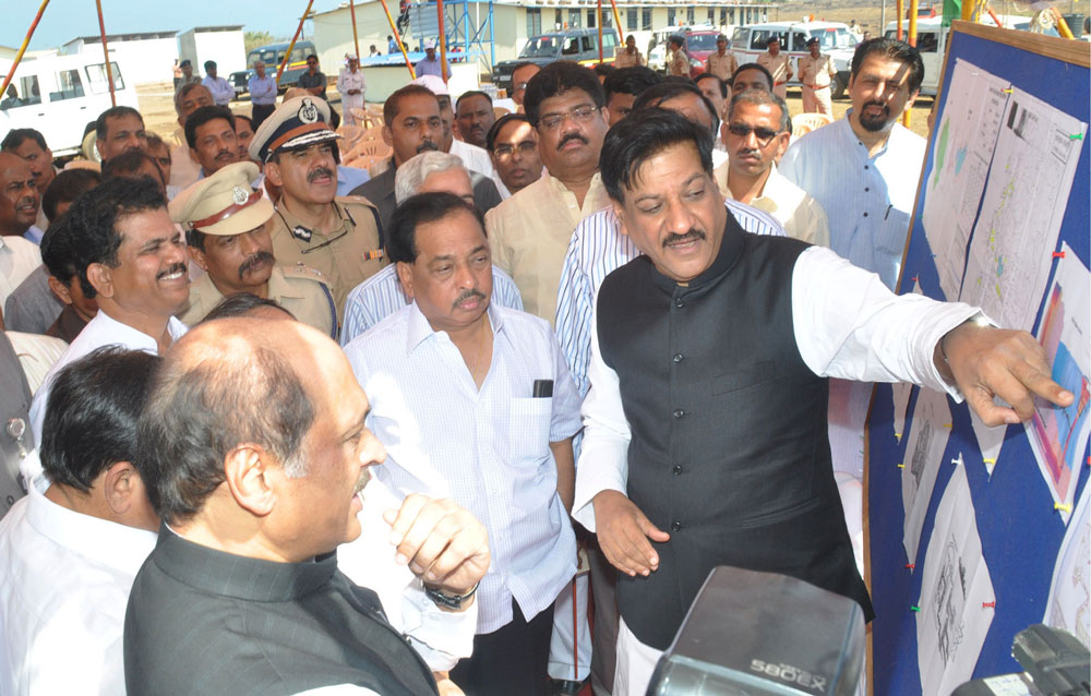 CHIEF PRITHVIRAJ CHAVAN MINISTER NARAYANRAO RANE & MPCC.PRESIDENT AT JAITAPUR