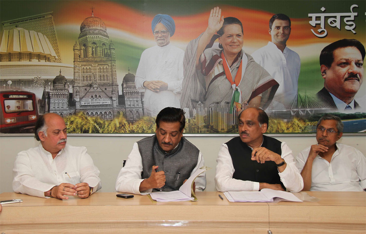 ALL CONGRESS LEADER'S MEETS AT RAJIV GANDHI BHAVAN (MRCC) AZAD MAIDAN.