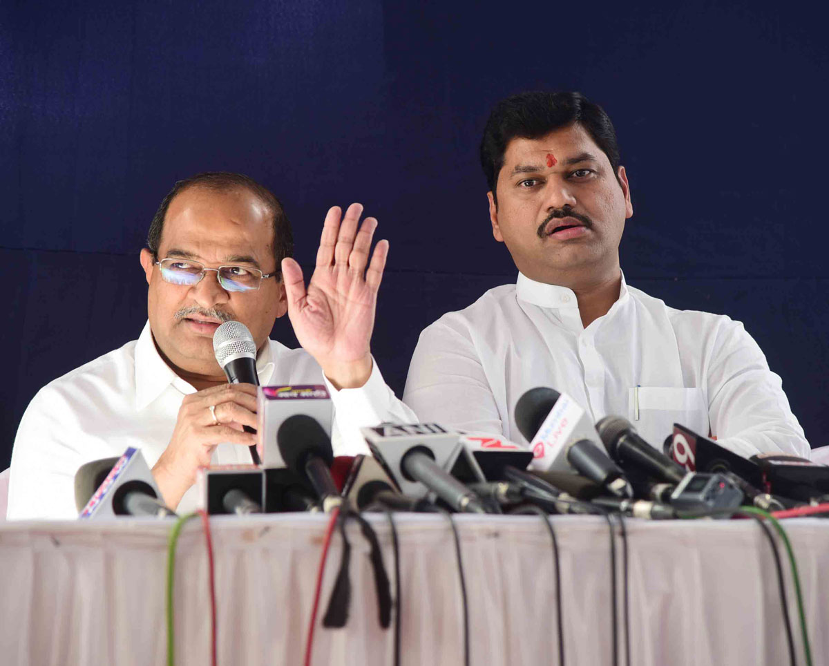 Opposition Leaders Radhakrishna Vikhe Patil & Dhananjay Munde Press Conference Opposite Mantralaya.
