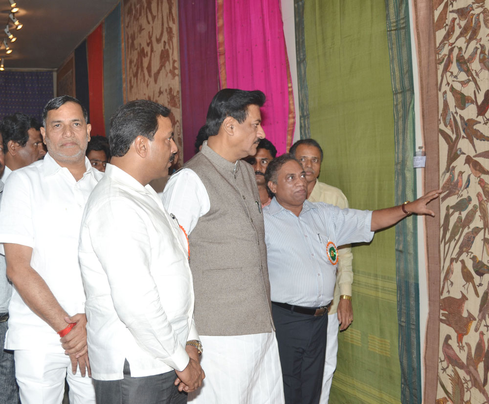 CHIEF MINISTER PRITHVIRAJ CHAVAN INAUGRATES NATIONAL HANDLOOM EXPO 2011 IN MUMBAI AT BANDRA RECLAMATION GROUND.
