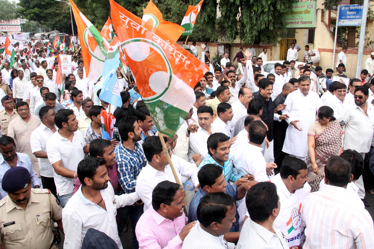 MPCC Leaders Protest for the Rights of Farmers in all over Maharshtra.
